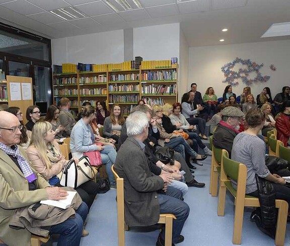 Publikum in Sesselreihen